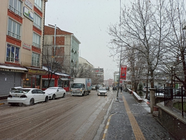 Tunceli’de Kar Yağışı Etkisini Sürdürüyor, 176 Köy Yolu Ulaşıma Kapandı