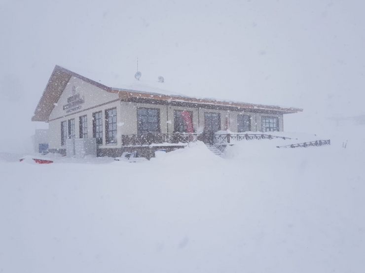 Keltepe Kayak Merkezi’nde Kar Kalınlığı 1 Metreyi Aştı