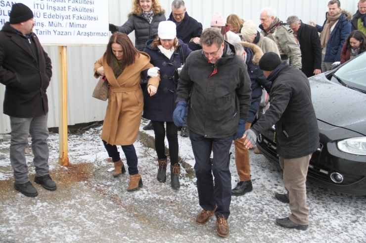 Büyükelçilerin Buzla Dansı