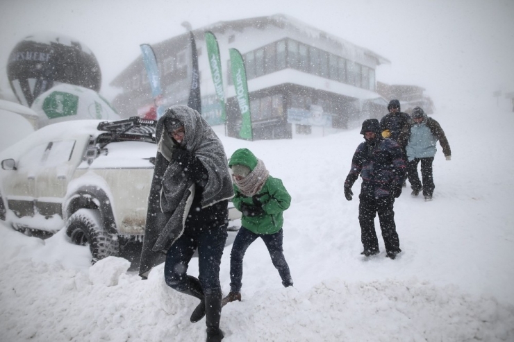 Uludağ’da Tatilcilere Kar Ve Fırtına Şoku