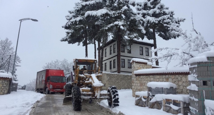 Tarihi Kentte Kar Temizleme Çalışması