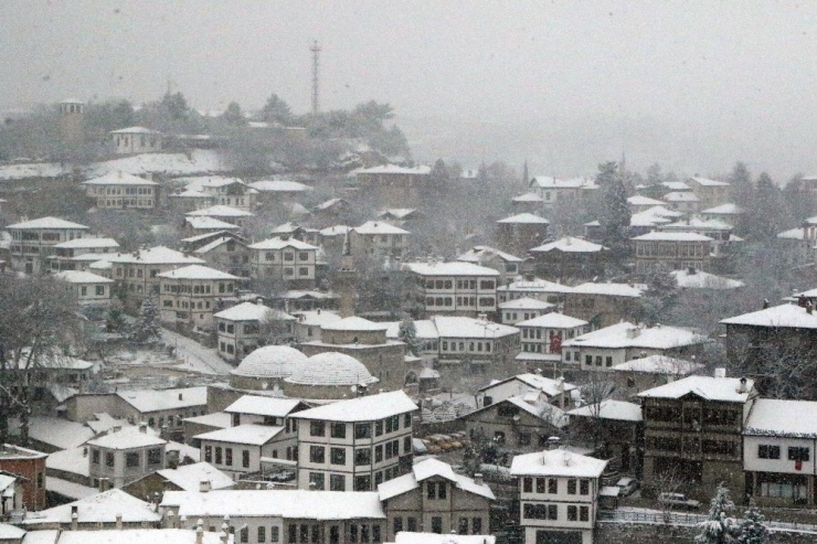 Tarihi Konakların Kar Güzelliği
