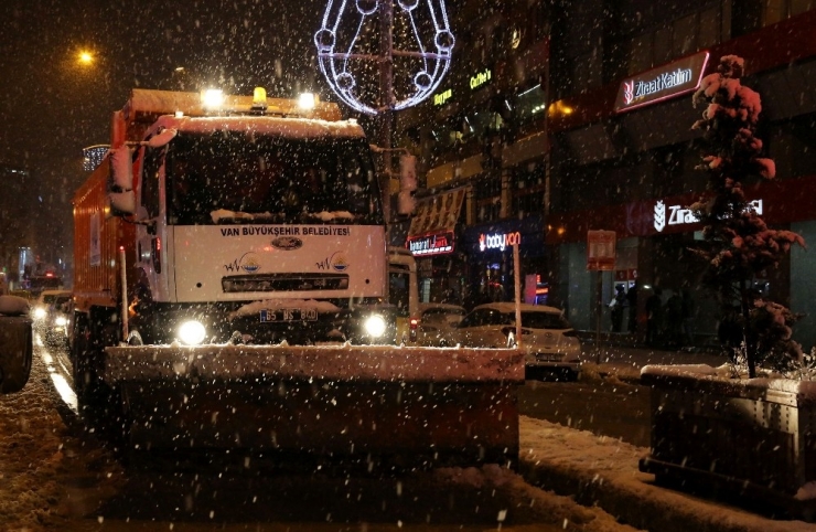 Kar Yağışı Bir Çok Yolu Ulaşıma Kapattı