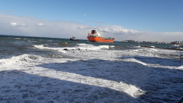 Yalova’da Petrol Tankeri Karaya Oturdu