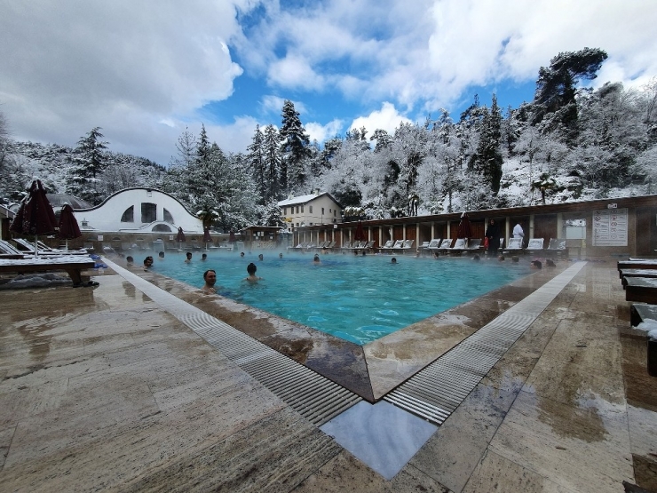 Kar Altında Havuz Keyfi