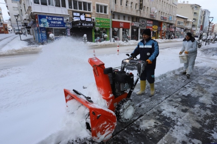 Yaya Kaldırımları Kar Küreme Makineleri İle Temizleniyor