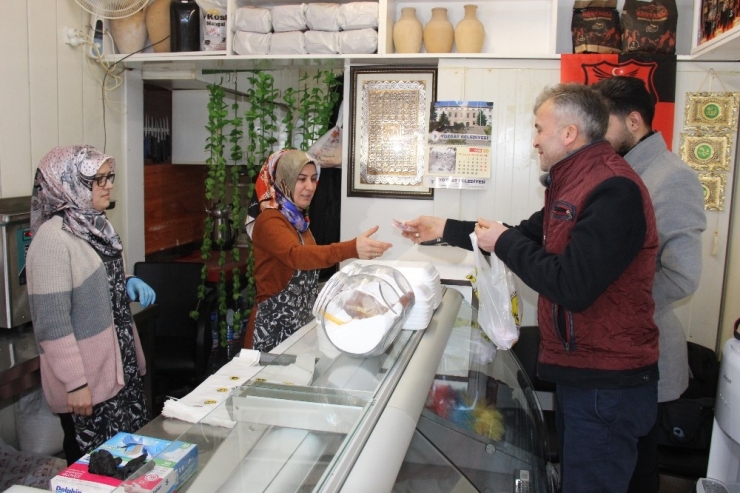 Kadın Kasaplar Erkek Meslektaşlarını Aratmıyor