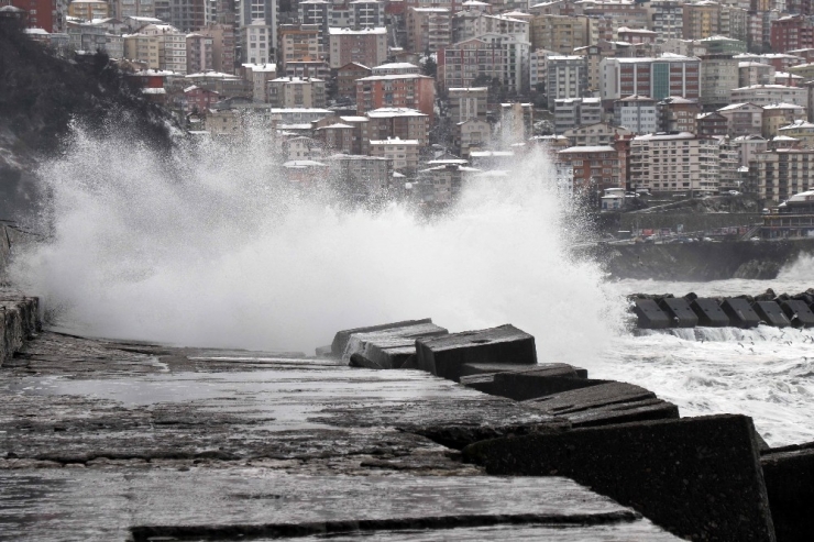 Zonguldak’ta Dev Dalgalar 7 Metrelik İstinat Duvarını Aştı
