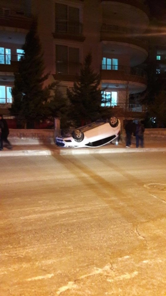 Buzlanan Yolda Otomobil Takla Attı
