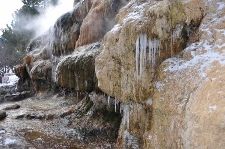Soğuk Havalar Termal Şelaleyi Dondurdu