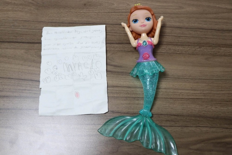 En Sevdiği Oyuncağı Depremzede Çocuklara Gönderen Minik Yürekten Duygulandıran Mektup