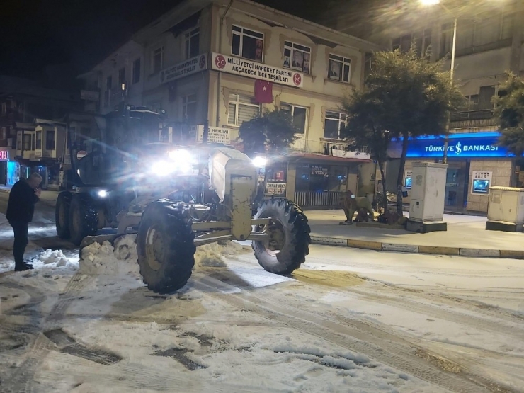 Akçakoca Beediyesi Kar Mesaisini Sürdürüyor