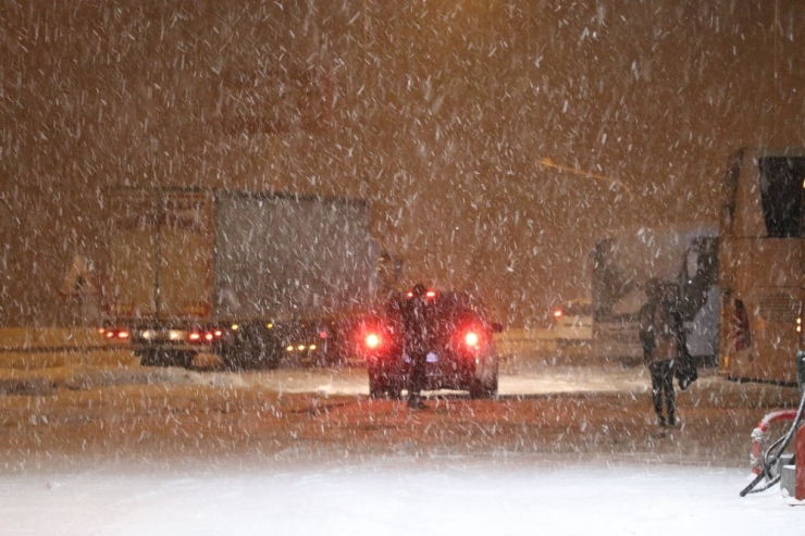 Aksaray’da Kar Yağışı Etkisini Sürdürüyor, Okullar Tatil Edildi