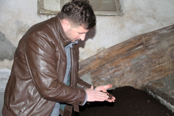 Öğretmeninin Tavsiyesiyle Başladı, Artık Köylüler İçin De Üretiyor