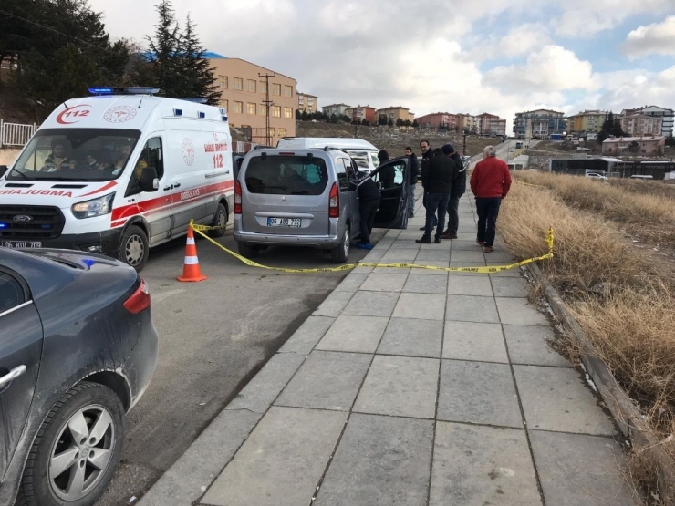 Kalbine Bıçak Saplanmış Şekilde Ölü Bulundu
