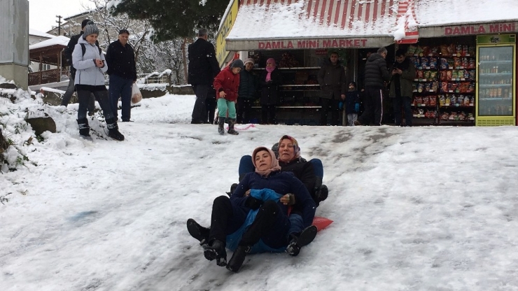 Bartın’da Vatandaşlar Karın Tadını Çıkarttı