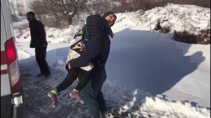 Kar Kolları Kapattı, Engelli Gencin İmdadına Şantiye Ekipleri Yetişti