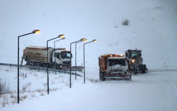 Bayburt’ta Kar Ve Tipi 187 Köy Yolunu Ulaşıma Kapadı