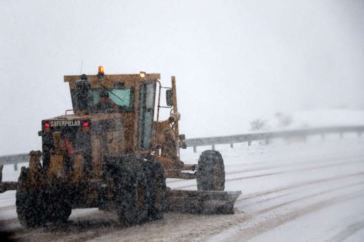 Bayburt’ta Kar Ve Tipi 187 Köy Yolunu Ulaşıma Kapadı