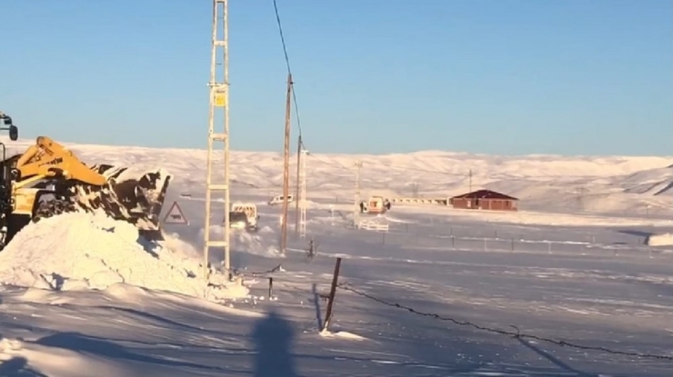 Kar Ve Tipide Ekipler, Baba Oğul İçin Seferber Oldu