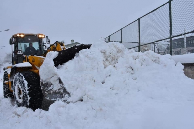 Tatvan’da 2 Günde 2 Metre Kar Yağdı