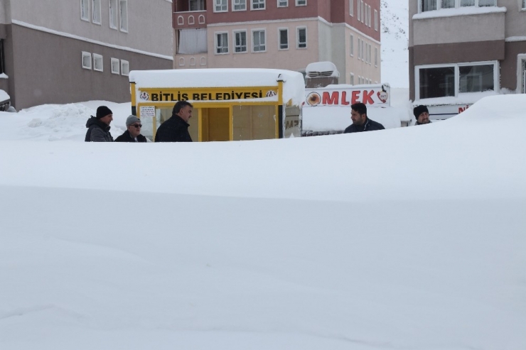 Bitlis’te Evler Ve Araçlar Kara Gömüldü