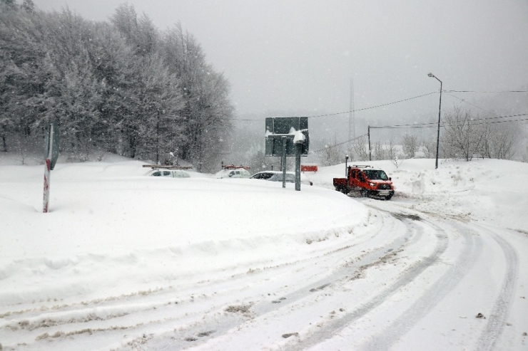 Bolu’da Yoğun Kar Yağışı Devam Ediyor