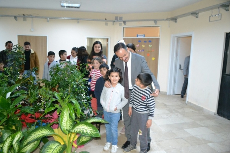 Tebrik İçin Gönderilen Çiçekleri Öğrencilere Hediye Etti