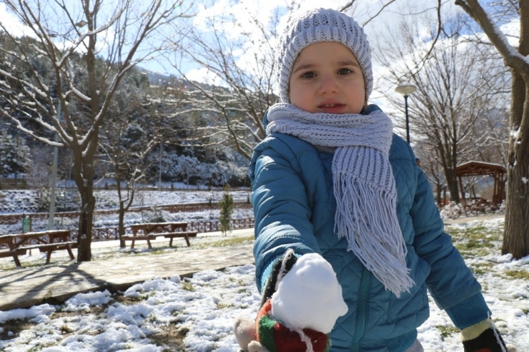 Denizli’ye Yağan Kar En Çok Çocukları Sevindirdi