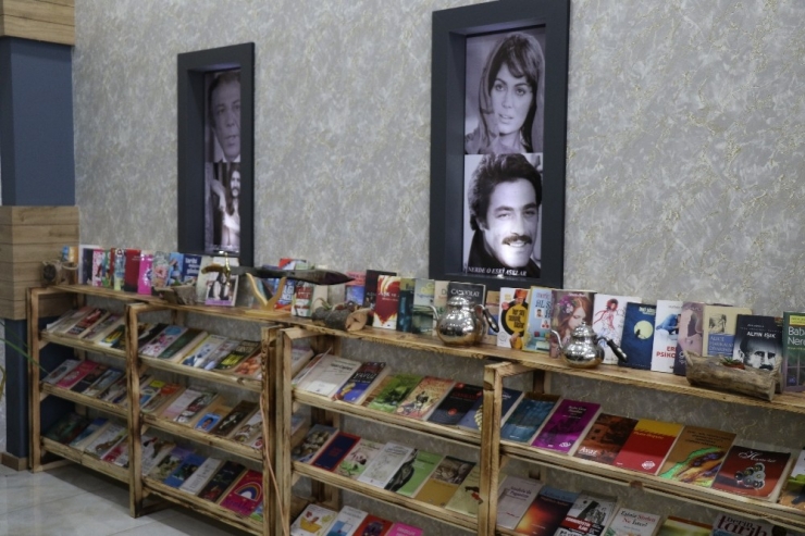 Kasap Dükkanından Önce Et, Sonra Kitap Alıyorlar