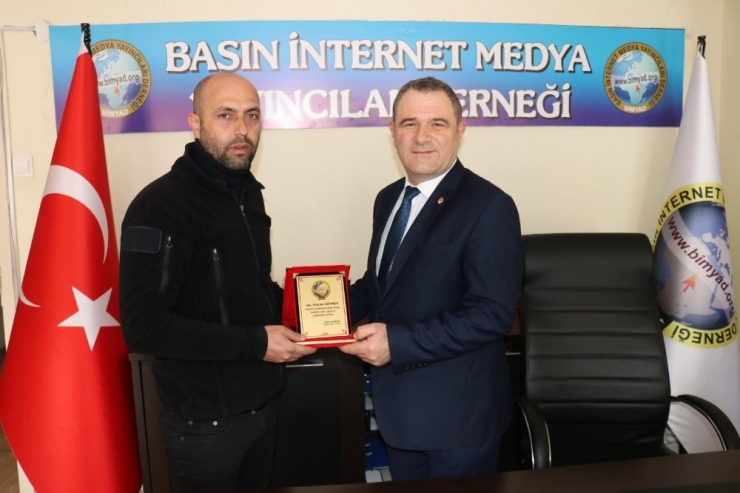 Depremde Yoğun Çalışan Gazetecilere Plaket