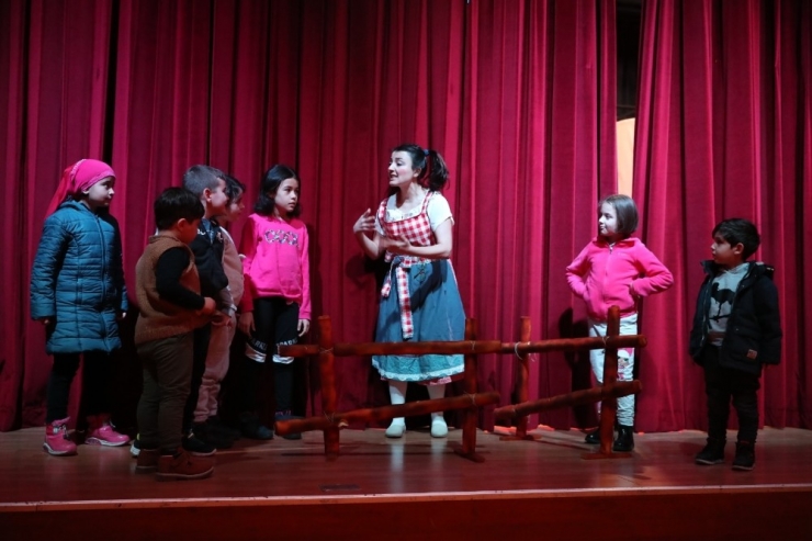 Dünya’yı Kurtaran Çevreci ’Işıl Kız’ Başakşehir’de