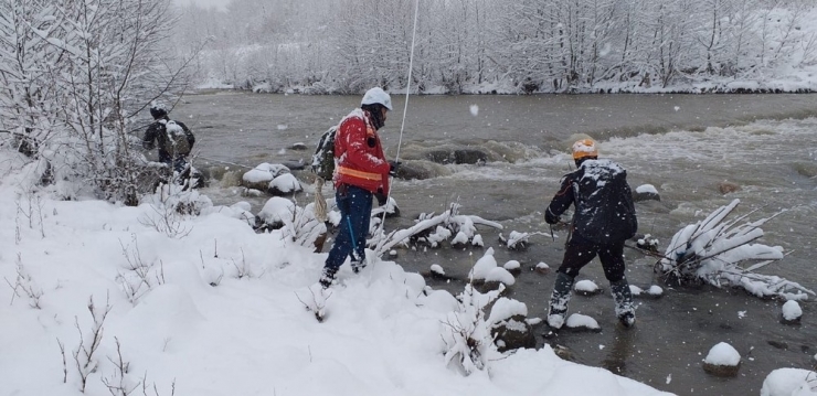Dereye Yuvarlanan Kepçenin Operatörü 1 Metre Karda Aranıyor