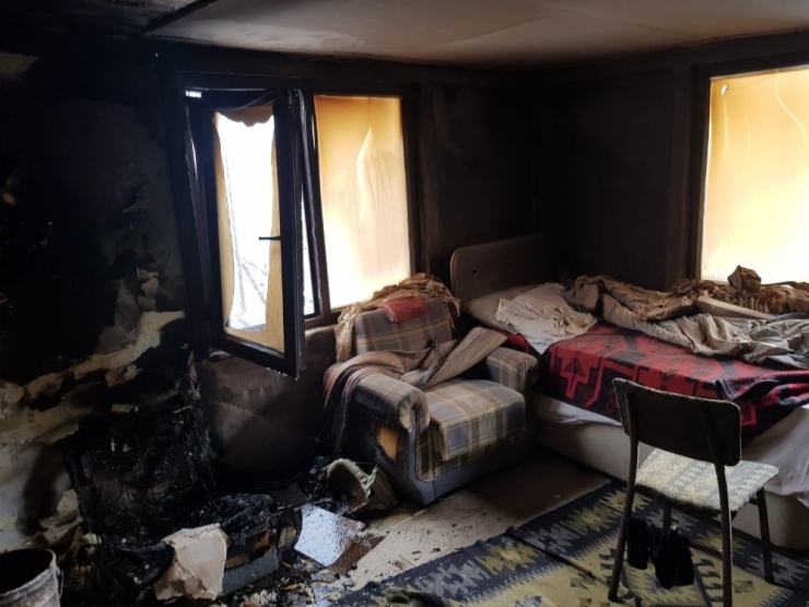 Akçakoca’da Yangında Evin Odası Kullanılmaz Hale Geldi