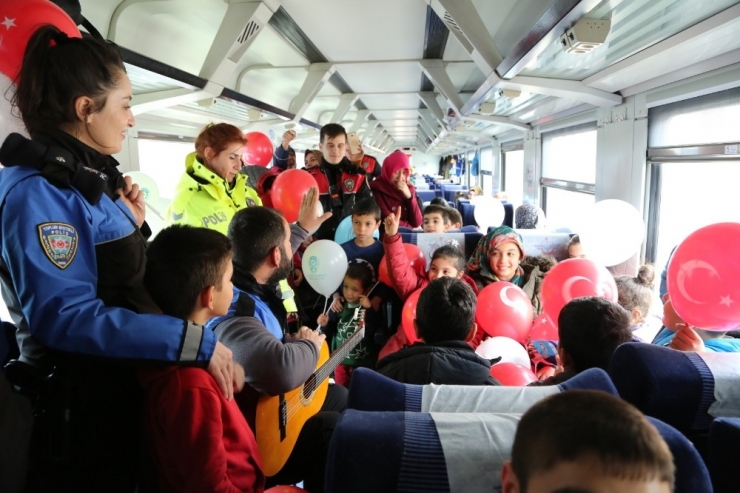 Polis Vagonlarda Kalan Depremzede Çocukları Sevindirdi