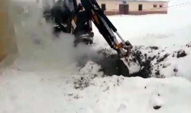 Buz Tutan Toprağı Lastik Yakarak Kazdılar