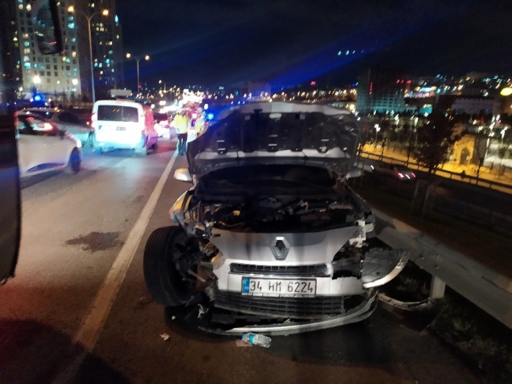 Esenyurt’ta Kontrolden Çıkan Otomobil İki Araca Çarptı: 3 Yaralı