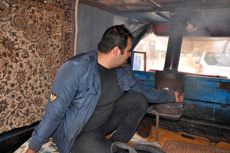 Motoru Karavanaya Çevirip, İçine Soba Kurdu