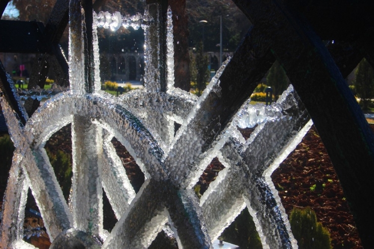 Şanlıurfa Eksi Dereceyi Görünce Süs Havuzları Buz Tuttu