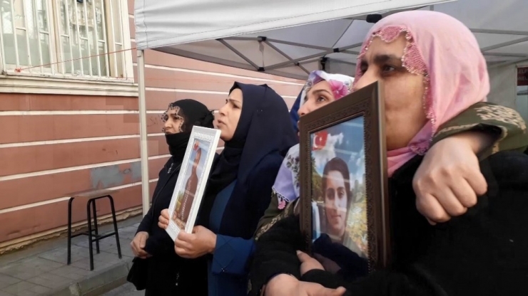 Hdp Önünde ‘Parmak Sallama’ Gerginliği