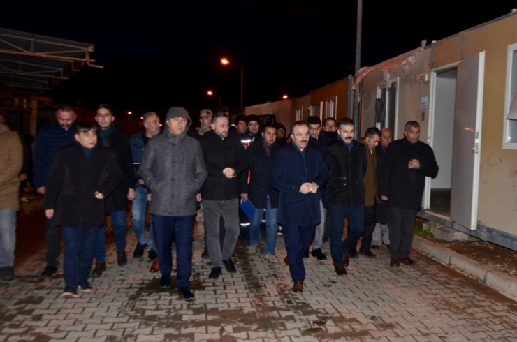 Bakan Yardımcısı Çataklı Deprem Bölgesine Gönderilecek Konteynerleri İnceledi