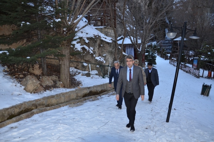 Gürpınar Şelalesi Buz Tuttu