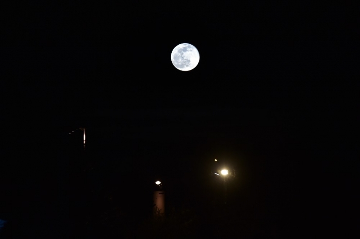 Dolunaylı İstanbul Manzarası Görenleri Mest Etti