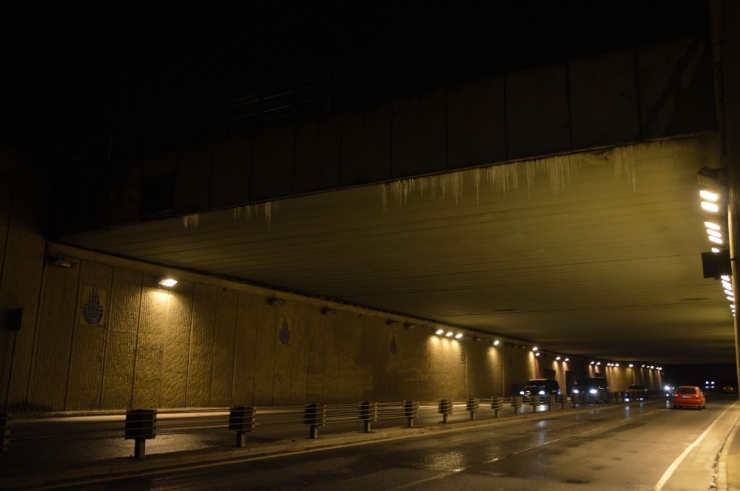 Üst Geçitlerde Oluşan Buz Sarkıtları Tehlike Oluşturuyor