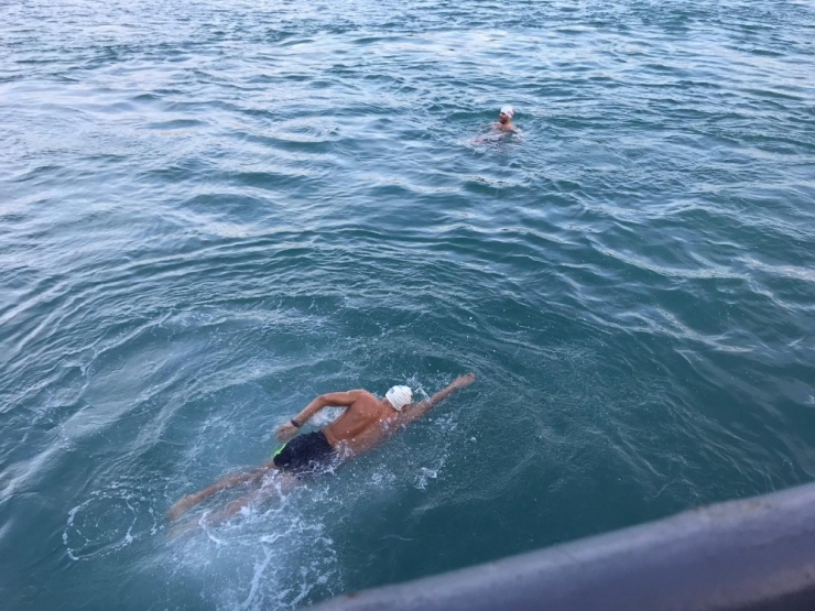 Buz Gibi Havada İstanbul Boğazı’nda Yüzdüler