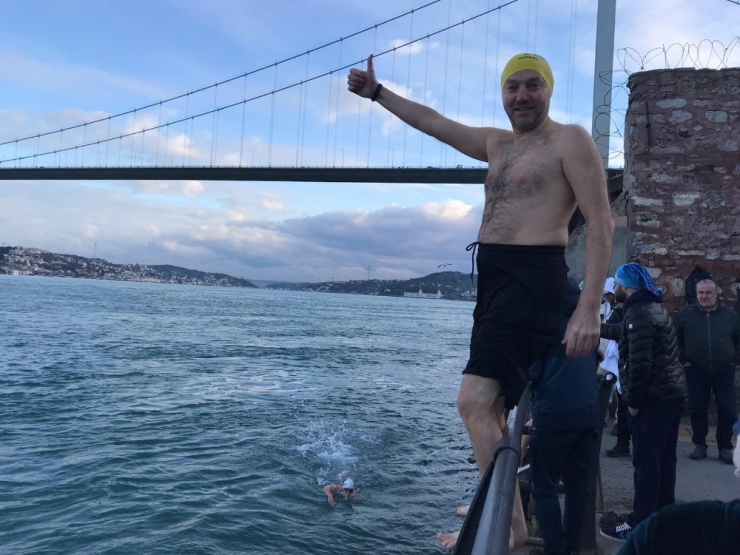 Buz Gibi Havada İstanbul Boğazı’nda Yüzdüler