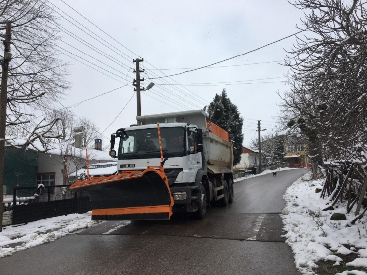 İzmit Belediyesi’nden Kar Mesaisi