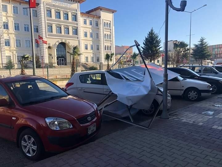 Kahta’da Fırtına Hayatı Olumsuz Etkiledi