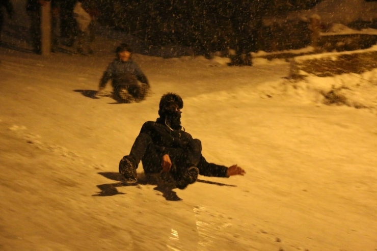 Karda Kayabilmek İçin Yoğunluktan Sıra Beklediler