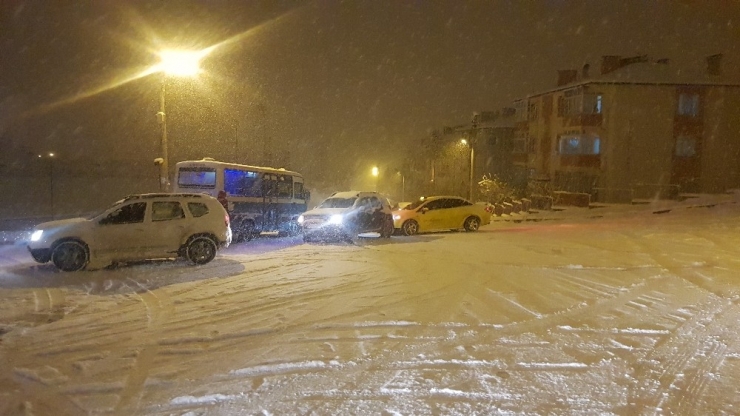 Buz Pistine Dönen Yolda Kazalar Art Arda Geldi